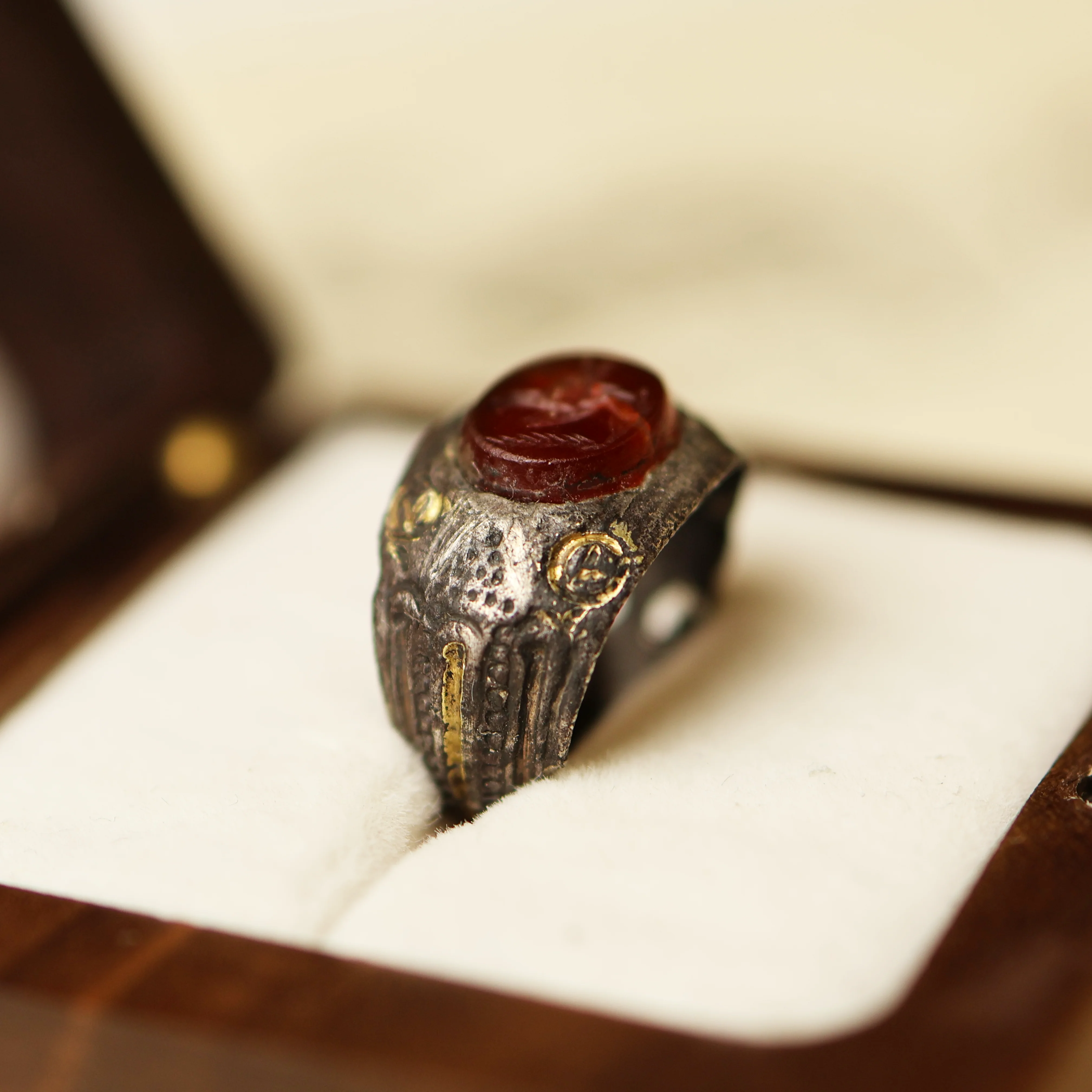 Roman Silver Ring with Garnet Intaglio of a Bird - Image 3